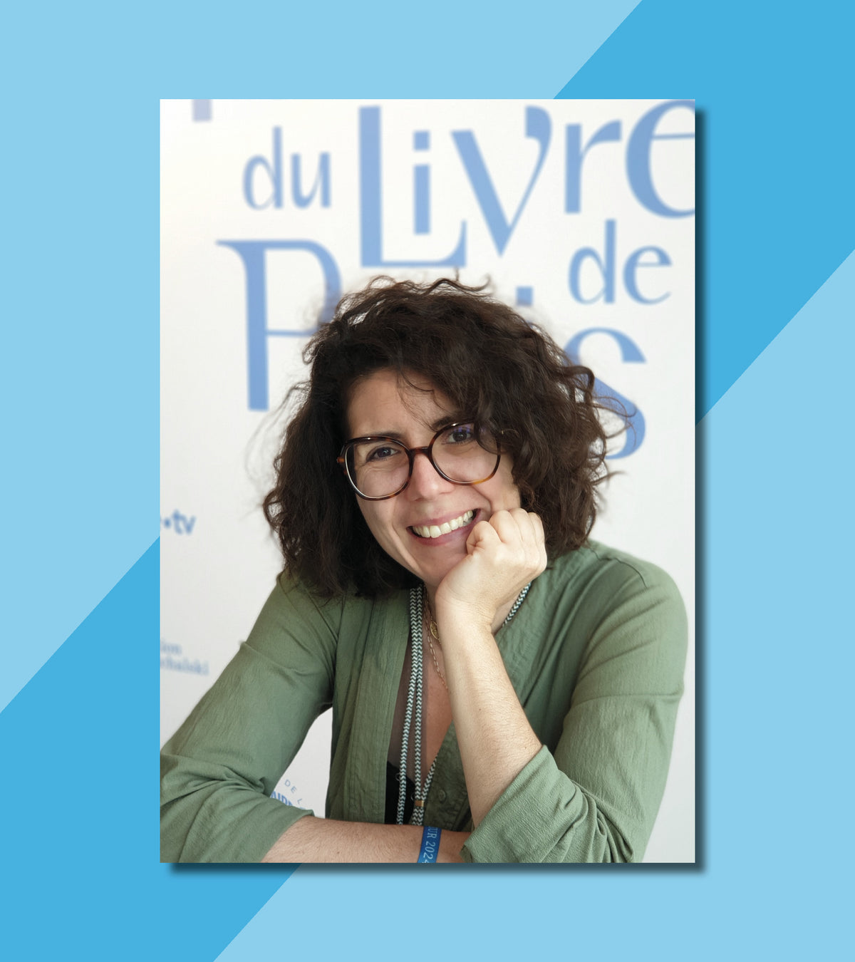 Photo d'Isabelle Aupy Souriante - lors du festival du livre de Paris